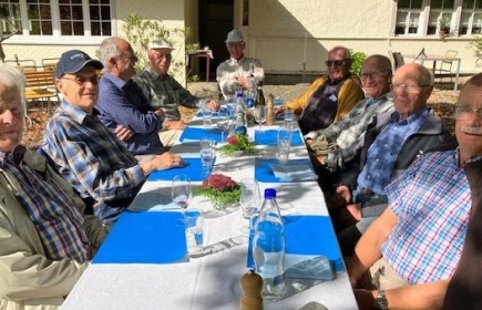 Die Jubilaren auf der Jubi-Dowa beim verdienten Mitagessen. Vorne links  Rot. Kurt Hohl, der Gründer der DOWA!